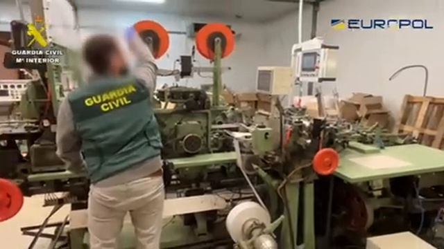 Испанские спецслужбы накрыли три подпольных табачных завода, где нелегально работали украинцы