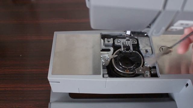 Как чистить швейную машинку — Чистка, профилактика, уход - Горизонтальный челнок — Singer HD 6805 смотреть онлайн