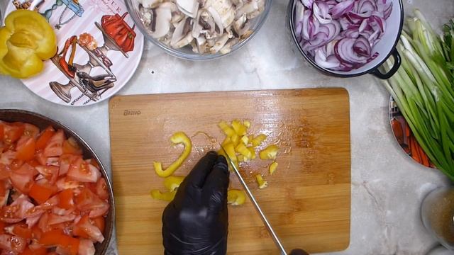 Говяжье мясо с грибами | Вкусное блюдо в собственном соку | Свежие помидоры с болгарским перцем