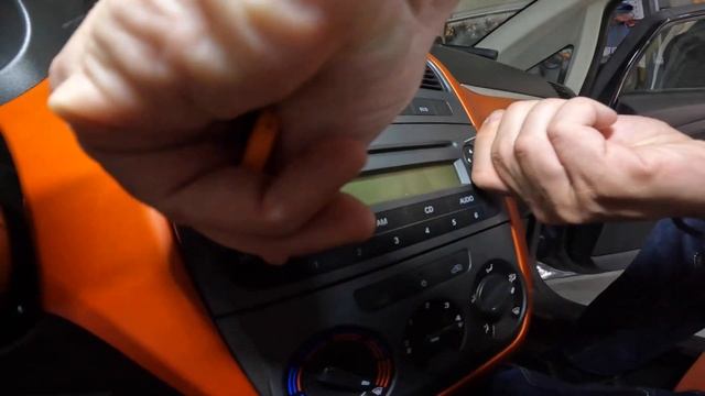 Fiat Punto 2006 How To Remove Original / Factory Radio Removal смотреть онлайн