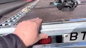 Усиленный пол с интегрированной системой крепления грузов в легковых прицепах