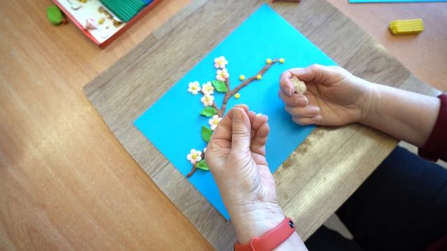 Занятие по лепке. Веточка яблоневого цвета. Рельеф. смотреть онлайн