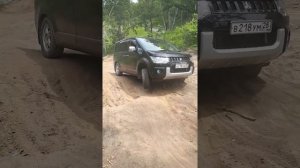 Delica d:5 подъем по песчаной дороге
