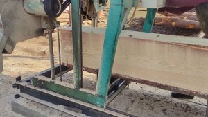 Резка бревна в доски на специальном станке