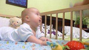 ребенок смеется, когда рвут бумагу