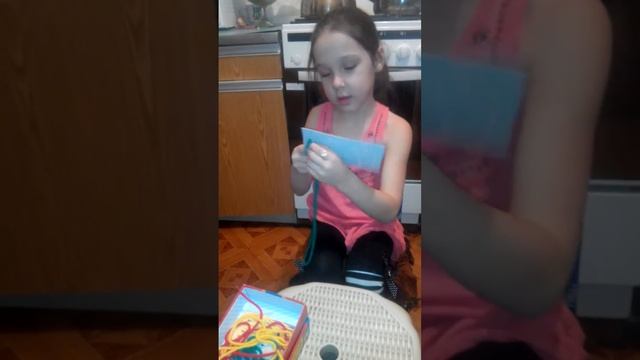 Развивающие игры для детей: шнуровка смотреть онлайн