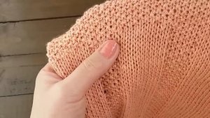 Стильная летняя туника спицами из хлопка с простым узором. Обзор модели,