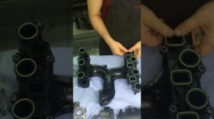 Замена уплотнителей впускного коллектора Фольксваген Туарег 3.0 дизель CJMA.
