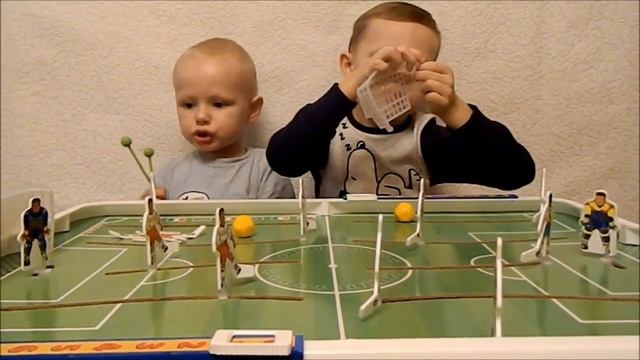 Открываем собираем и играем в мини ФУТБОЛ настольная игра Видео для детей смотреть онлайн