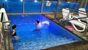 БАССЕЙН ПОД ОТКРЫТЫМ НЕБОМ В ХВАЛЫНСКЕ. ВХОД 600 РУБЛЕЙ.