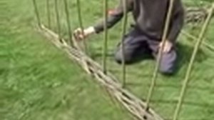 Как делать плетеный забор. (kak delet' plenenyj zabor0.