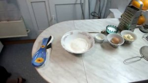 Суп куриный с клёцками из заварного теста с сыром.