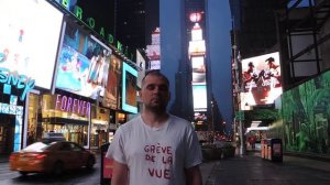 TIME SQUARE - NYC - "gréve de la vue" - performance de Joris Brantuas