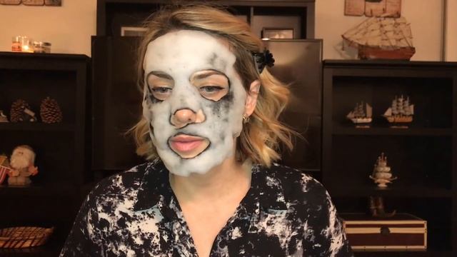 ПЕНЯЩАЯСЯ МАСКА НА ЧЕРНОМ УГЛЕ смотреть онлайн