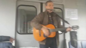 Уличный музыкант Саша поет свои песни в электричке
