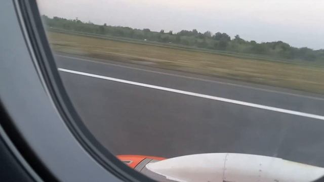 Скорость отрыва самолета. Самолете разгон на трассе. Самолет отрывается от земли. Ф-16 взлет с грунта. На какой скорости самолет отрывается от земли.
