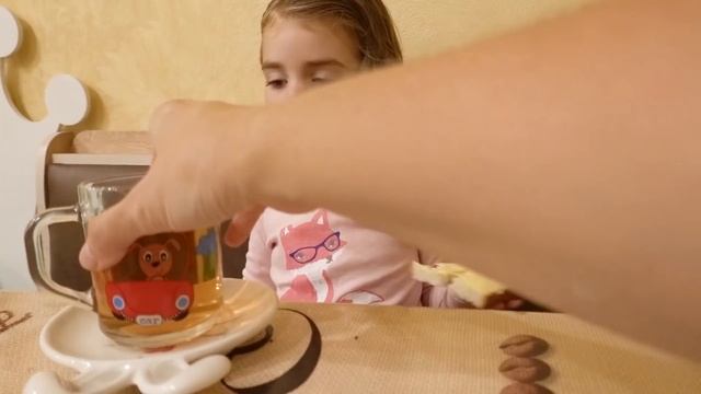 VLOG Алиса кушает с аппетитом. УРА смотреть онлайн