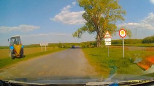 Трактор Беларус МТЗ 920 и лейка для минерального удобрения. Удобряем землю. #vseklevo #синийтрактор