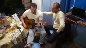 Андрей Заря-он всё так же на корточках
