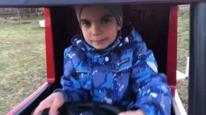 Малыш катается на грузовике с прицепом Фура для детей