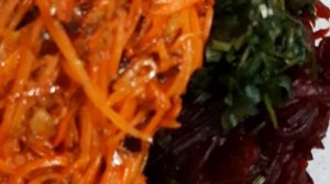 Салат из отварной свеклы с морковью.