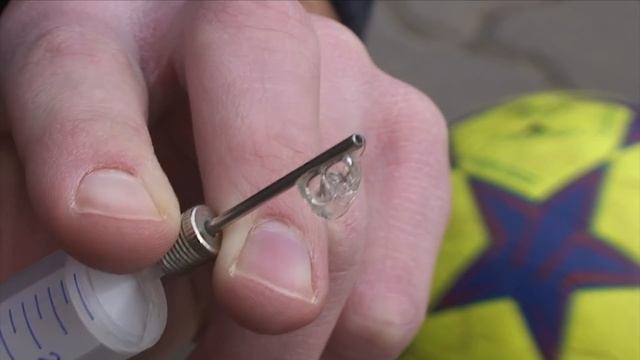 Засунул Яйцо в Мяч?! Заклеил мяч? Безумный Лайфхак смотреть онлайн