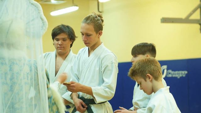 Дед мороз поздравляет детей в Лидер Спорте 2021 г