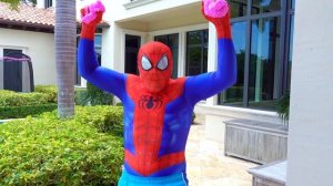 Настя и папа делают слизь из яркого блестящего клея