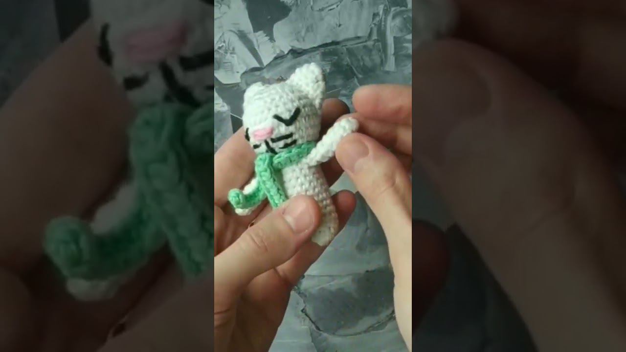 Вязанный крючком маленький беленький котик с шарфиком #вязаниекрючком #амигуруми #игрушкакрючком