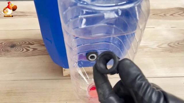 Автопоилка из 10 л канистры и 2 л бутылки для кур несушек смотреть онлайн