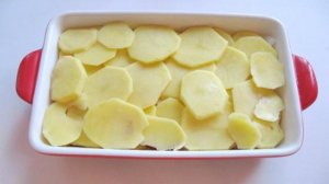 Картофельная запеканка с сосисками и сыром