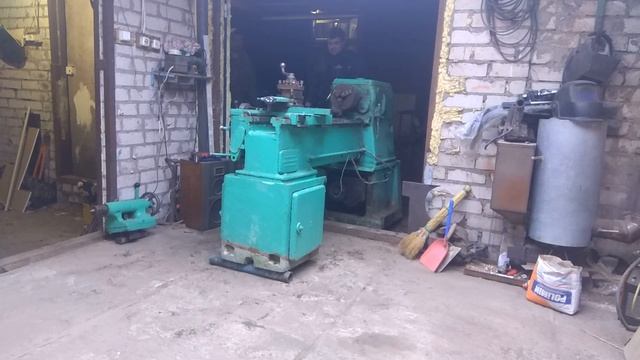 как мы затаскивали токарный станок 1а616 с помощью пары труб и ломов и какой то матери смотреть онлайн