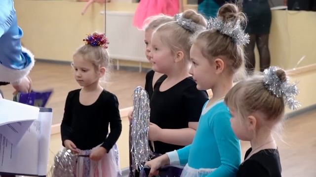 ПРАЗДНИК ПРОДОЛЖАЕТСЯ/ МИЛАНА НА НОВОГОДНЕМ УТРЕННИКЕ ПО ТАНЦАМ смотреть онлайн