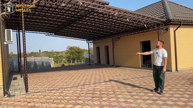 Односкатный навес на винтовых столбах с элементами ковки в Краснодаре