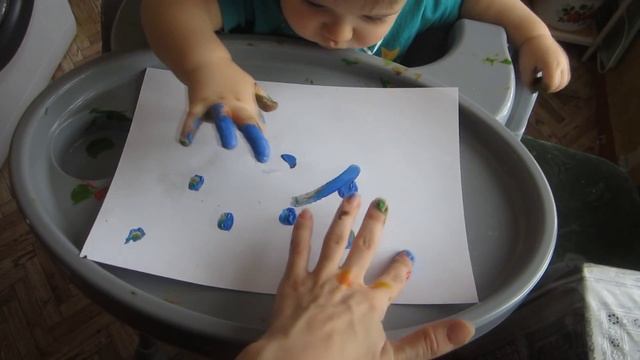 Пальчиковые краски - все ЗА и ПРОТИВ!/малыш смешно рисует! смотреть онлайн