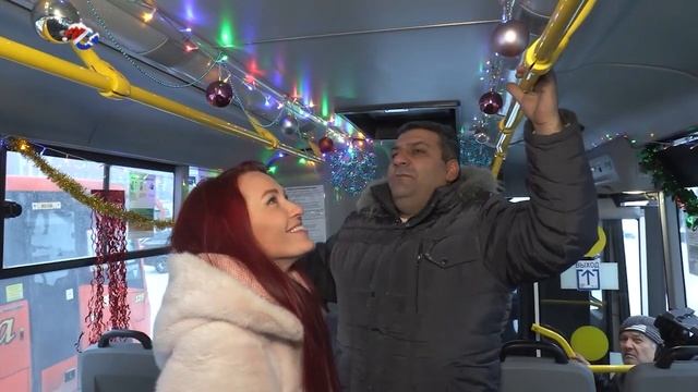 Один из водителей Карелавтотранса превратил свой автобус в настоящий транспорт Деда Мороза смотреть онлайн