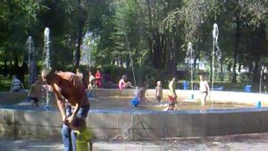 The kids swim in the fountain. Дети купаются в фонтане. Май 2016 г.