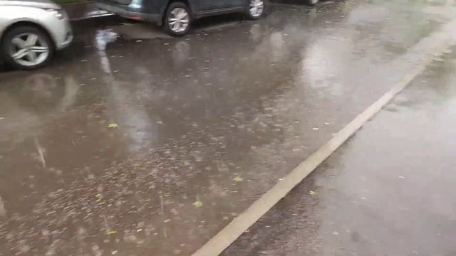 Сильный ливень, радуга, штиль, слабая гроза, Москва, 6 июня 2022. смотреть онлайн