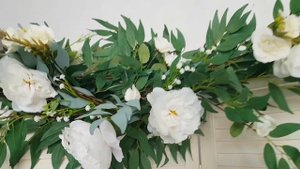 Гирлянда из искусственных цветов.