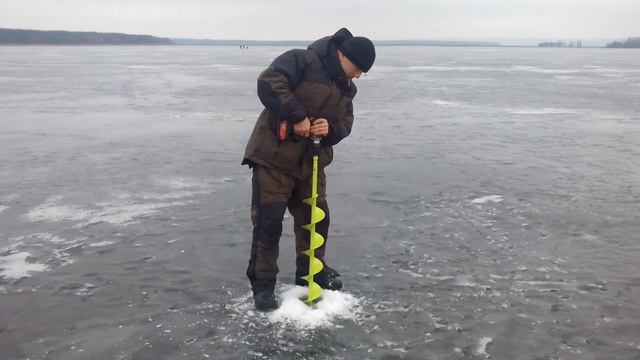 C друзьями на зимней рыбалке смотреть онлайн