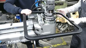 Гибка квадратной рамки из сложного алюминиевого профиля для окон автобуса на ЧПУ трубогибе MASTER