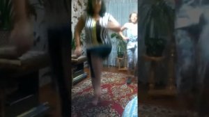 вечерний танец бабушки и внучки