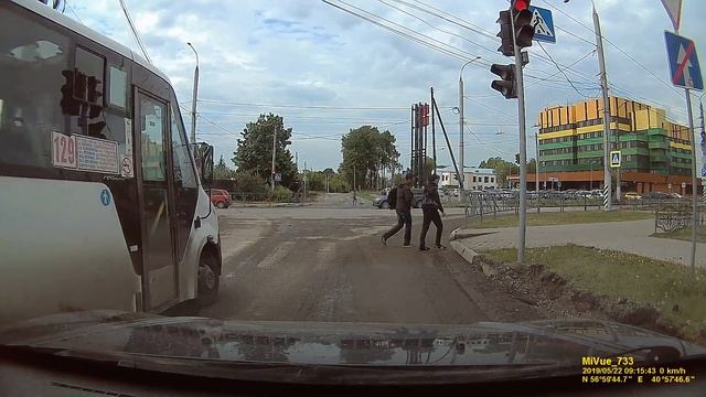 Автобус маршрута №129, г.н 650, наглый проезд на красный смотреть онлайн