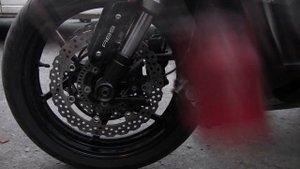 СВОИМИ РУКАМИ: Замена передних тормозных колодок на Kawasaki Z1000SX