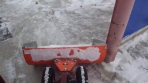 Лопата с ковшом  на колёсах, со снегом едет в гору