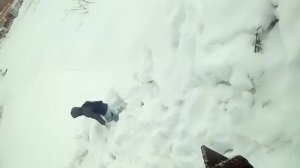 Прыгают с 10 метров высоты в сугроб Михаил провалился в сугробо