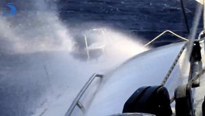 Парусный катамаран в мельтеми на Кикладах