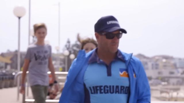 Bondi Rescue's Biggest Fans Visit The Beach! смотреть онлайн