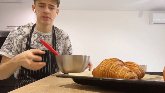 Как приготовить миндальный круассан в домашних условиях ?