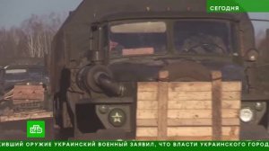 Российские военные доставляют гуманитарную помощь на Украину под обстрелами